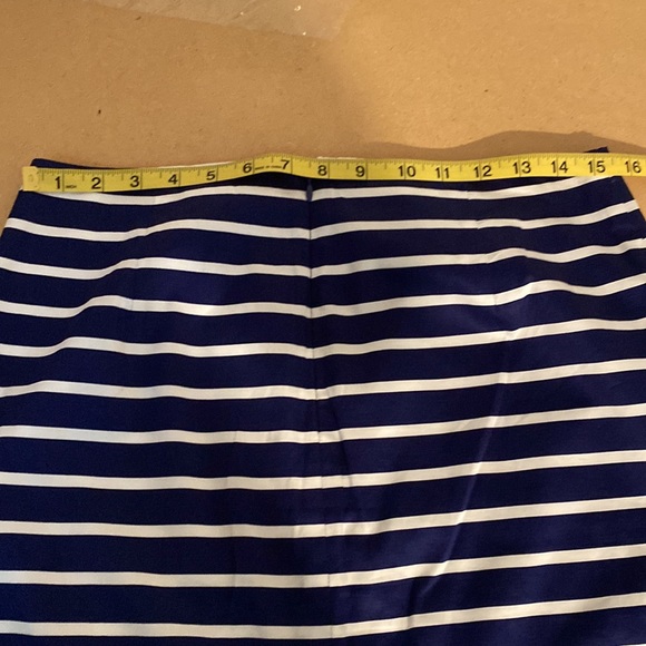 Vineyard Vines Striped Skirt. Size 8. Navy with White Stripes with Detailing - Picture 8 of 10